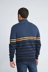Sweater de punto para hombre con diseño de rayas horizontales en tonos azul marino, azul y mostaza. Presenta cuello alto con medio cierre frontal, mangas largas con puños acanalados y logo bordado en el pecho.