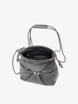 Bolso tipo cubo Diesel Scrunch-D, color gris oscuro, confeccionado en cuero brillante con efecto arrugado. Presenta logo metálico "D" en el frente, cierre con cordones ajustables, correa de hombro extraíble y múltiples bolsillos internos.