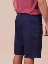 Bermuda de gabardina azul marino, con bolsillos laterales con cierre y bolsillos traseros ojal.