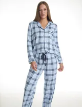 Conjunto de pijama de dos piezas con estampado animal print. La parte superior es una camisa de manga larga con cuello solapa, escote en V, cierre frontal con botones y bolsillo aplicado. El pantalón cuenta con cintura elástica y lazo de ajuste.