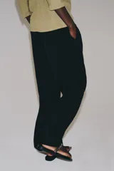 Pantalón recto de algodón color negro, con tiro medio y cintura elástica.