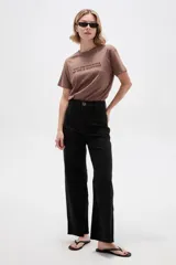 Pantalón jean de corte ancho, tiro alto y diseño recto.