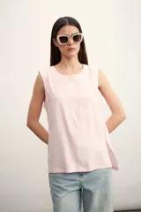 Blusa sin mangas color rosado con cuello redondo y corte holgado.