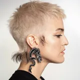 Par de aros colgantes con forma de dragones orientales rojos con detalles en plateado.