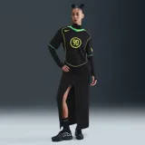 Camiseta Nike Total 90 Energy de color negro, con detalles en amarillo flúor y verde, de manga corta y cuello en V. Presenta un diseño inspirado en los años 2000 con el número 90 impreso en el centro del pecho y ribetes curvados en contraste.