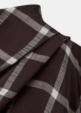 Top entallado con estampado de cuadros, cuello alto drapeado y diseño sin mangas con tirante ancho.