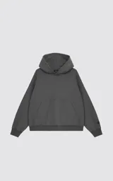 Hoodie oversize de corte crop, color gris oscuro, confeccionado en frisa de algodón. Presenta capucha forrada, bolsillo tipo canguro frontal y puños elásticos.