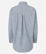 Camisa de jeans de manga larga con estampa de rayas verticales en tonos azul y blanco, cuello inglés, cierre frontal por botones y bolsillos grandes en el frente.