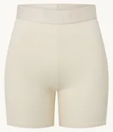 Bermuda deportiva color crema, confeccionada en microfibra pesada, con cintura elástica con lettering GYM texturizado y bolsillos laterales.