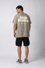 Remera de algodón peinado con efecto de lavado snow que le otorga un aspecto gastado. Presenta un diseño de cuello redondo, mangas cortas y un pequeño estampado gráfico en el pecho.