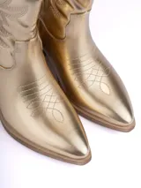 Bota texana dorada de caña media con diseño bordado en la puntera y en la caña.