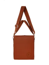 Bolso tipo bandolera color marrón, de diseño vertical y minimalista, con correa larga ajustable que presenta el nombre de la marca grabado en relieve.