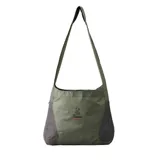 Bolso tipo tote plegable de la marca Rip Curl, color verde oliva con paneles laterales en tejido técnico cuadriculado. Cuenta con una correa larga para llevar al hombro y logo estampado en el frente.