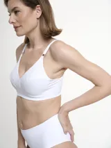 Soutien blanco de microfibra con detalle de encaje en el escote, breteles regulables y sin aro.