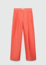 Pantalon de corte wideleg color naranja, confeccionado en mezcla de lino y lyocell. Presenta diseño de tiro alto con trabillas para cinturón, pinzas frontales, dos bolsillos laterales y dos bolsillos de ribete en la parte posterior. Cierre oculto de botón, gancho y cremallera.