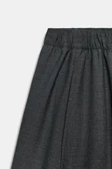 Pantalón de tiro medio con cintura elástica y diseño de pierna con volumen, confeccionado en tejido gris oscuro.