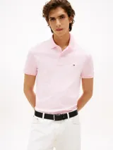 Chomba Tommy Hilfiger rosa de algodón con cuello clásico, tapeta de dos botones y logo bordado en el pecho. Corte regular.