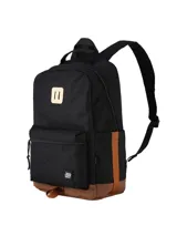 Set de accesorios de viaje color verde oliva, compuesto por una mochila, una lonchera y una cartuchera o neceser, todos con diseño minimalista y logo de la marca.