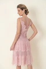 Vestido midi de tul y encaje bordado color rosa pastel, con cintura fajada drapeada y falda con volados.