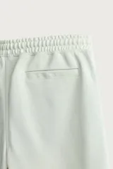 Bermuda estilo jogger de ajuste relajado, confeccionada en tejido interlock de algodón. Cuenta con cintura elástica ajustable con cordón, bolsillos frontales de vivo y diseño liso.