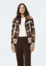 Campera de tejido de punto con diseño de cuadros, cuello alto y cierre frontal completo.