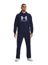 Buzo con capucha Under Armour, modelo Rival Fleece, color azul marino con logo de la marca estampado en blanco en el pecho. Cuenta con bolsillo canguro delantero, mangas largas con puños acanalados y cordones ajustables en la capucha.