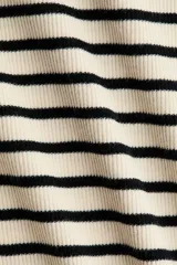 Remera entallada de punto acanalado, con diseño a rayas horizontales, cuello redondo y mangas cortas.