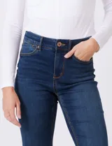 Jean de tiro alto con corte bootcut, confeccionado en denim elastizado. Presenta pretina con pasadores, cierre frontal con botón y bolsillos funcionales tanto en la parte delantera como en la trasera.