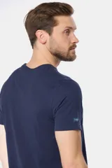 Remera básica de algodón color azul marino, de manga corta, con cuello redondo y logo bordado en el frente.
