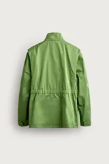 Parka estilo militar color verde, de corte relaxed fit, cuello subido y manga larga. Cuenta con bolsillos de plastrón con solapa en el pecho y en la cadera, cintura ajustable con cordón interior y cierre frontal con cremallera oculta por solapa con botones a presión.