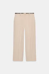 Pantalón tobillero de corte recto en color beige, con detalle de nervio delantero marcado. Incluye cinturón fino, bolsillos delanteros y cierre frontal con cremallera, botón interior y gancho.