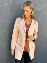 Chaqueta de gamuza sintética color camel, con solapas clásicas, bolsillos frontales y corte recto.