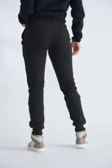 Pantalón de jogging negro de corte ajustado, con cintura elástica y puños en los tobillos.