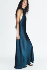 Vestido largo de satén verde oscuro con cuello halter y lazada en el mismo tejido en la parte posterior, diseño sin mangas y espalda descubierta.