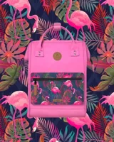 Mochila Cabaia modelo Adventurer, color rosado con base en tono fucsia. Cuenta con doble asa superior, bolsillo frontal con cierre y detalles en cuero sintético. Diseño funcional con compartimentos laterales y logo de la marca en parche circular.