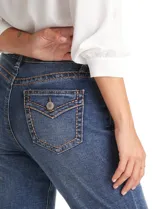 Jean azul de tiro medio con pierna bootcut, marca Royalty. Tiene pretina con pasadores, botón y cierre, y bolsillos delanteros y traseros.