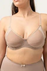 Soutien reductor reforzado liso color piel, con aro, breteles elásticos regulables y ganchos reforzados en la espalda. Confeccionado con tela que contiene fibra LYCRA® XTRA LIFE™