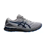 Championes de running Asics Gel-Nimbus 23, color gris con detalles en negro y azul.