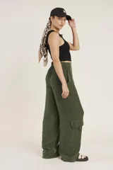 Pantalon cargo de corte recto y tiro alto, confeccionado en tela cupro color verde militar. Presenta bolsillos laterales tipo cargo con solapa y bolsillos frontales clásicos.