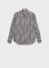 Camisa de manga larga con estampado de rayas verticales en blanco y negro, cuello camisero y cierre frontal con botones ocultos. Diseño recto y tejido fluido.