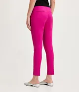 Pantalón de vestir rojo con corte cigarette, bolsillos delanteros y aberturas laterales en el ruedo.