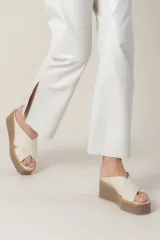 Sandalias de cuero color crema con plataforma de goma eva y suela de goma.