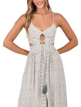 Vestido largo negro con diseño cut-out en la cintura y detalle de abertura circular en el pecho con cordón ajustable. Presenta breteles finos y falda amplia con tajo frontal.