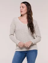 Buzo tejido de calce relajado, color beige, con escote en V y trama de punto calado con patrón de rombos. Cuenta con mangas largas de hombros caídos, ruedo y puños con acabado acanalado.