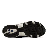 Championes urbanos New Balance modelo 740, color negro con entresuela blanca. Presentan una parte superior de malla transpirable con superposiciones sintéticas y el logo 'N' lateral con estampado de animal print.