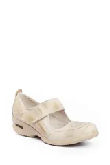 Zapato tipo guillermina de cuero en tono beige con efecto desgastado, cierre de velcro en el empeine y suela con cámara de aire integrada.