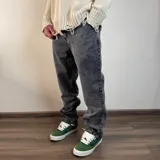 Jean de corte baggy color gris oscuro con efecto lavado, tiro medio y diseño holgado.