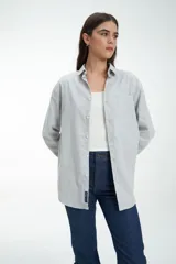 Camisa gris melange de manga larga con cuello clásico y cierre con botones.