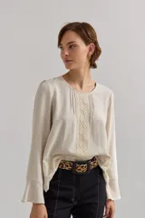 Cinto de cuero con estampado animal print y hebilla cuadrada forrada en cuero negro con costuras blancas.