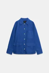 Chaqueta azul de corte recto, con cuello camisero, manga larga y cierre frontal de botones metálicos. Cuenta con un bolsillo de parche en el pecho y dos bolsillos con solapa en la parte inferior delantera.